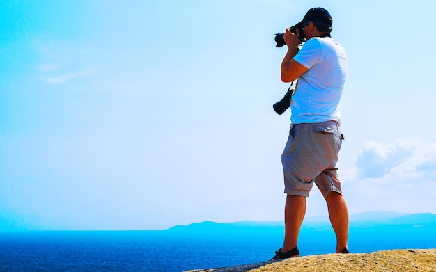 Mensch und Landschaft mit felsiger Küste von Capo Testa in Santa Teresa Gallura am Mittelmeer auf der Insel Sardinien im Sommer Italien. Landschaft der Provinz Cagliari. Gemischte Medien.