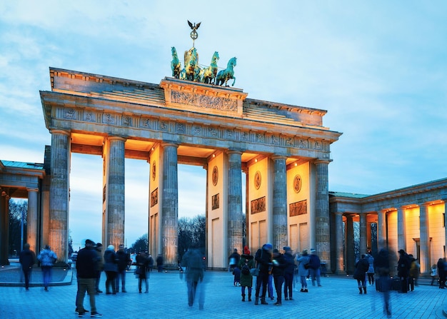 Menschen am Brandenburger Tor im Zentrum von Berlin am Abend, Deutschland