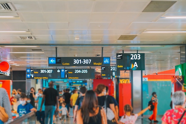 Menschen am Flughafen