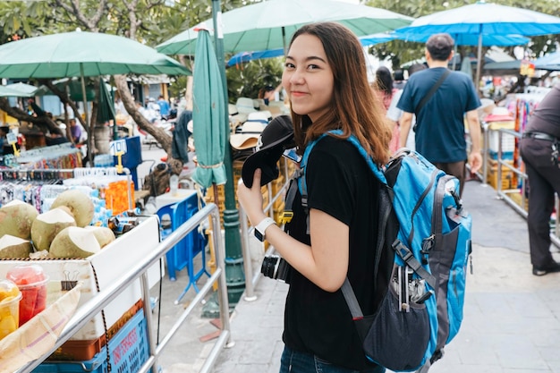 Menschen am Marktstand in der Stadt