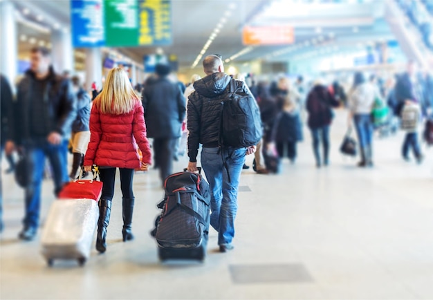 Menschen am modernen Flughafen-Lounge-Terminal