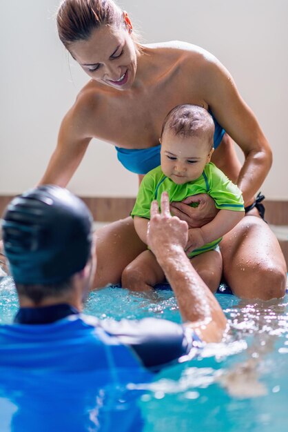 Foto menschen am schwimmbad