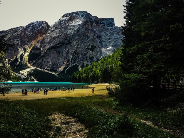 Foto menschen am see gegen den berg