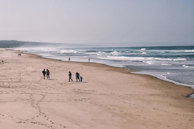 Menschen am Strand gegen den Himmel im Sommer