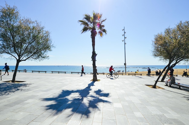 Menschen am Strand gegen den Himmel