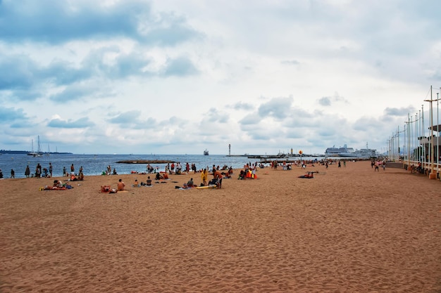 Menschen am Strand von Tossa de Mar an der Costa Brava am Mittelmeer in Spanien.