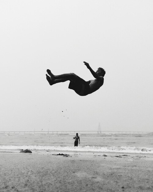 Foto menschen am strand vor klarem himmel