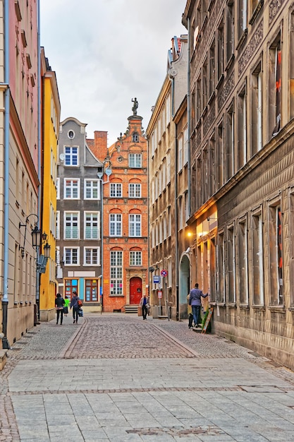 Menschen an historischen Gebäuden in der Altstadt von Danzig, Polen