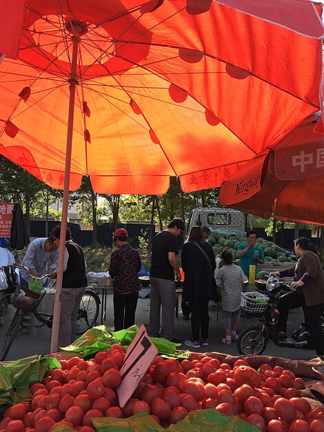 Foto menschen an marktständen