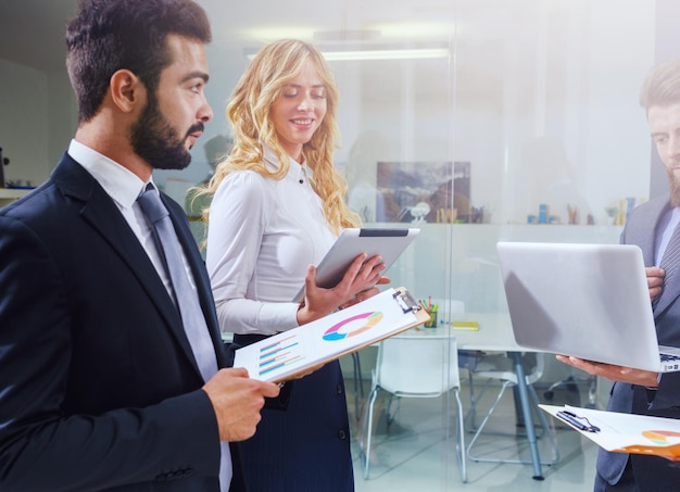 Menschen arbeiten im Büro als Teamwork und Partner zusammen