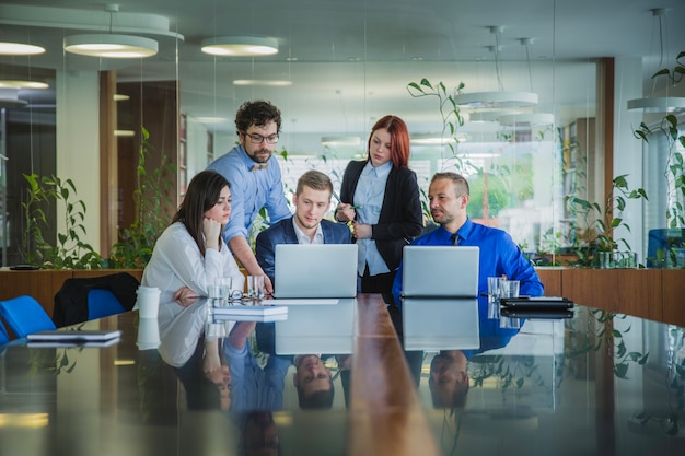 Foto menschen arbeiten mit computern