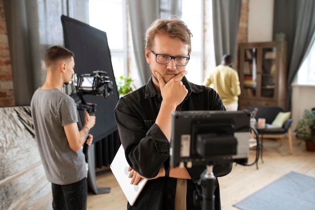 Foto menschen arbeiten zusammen an einem neuen film