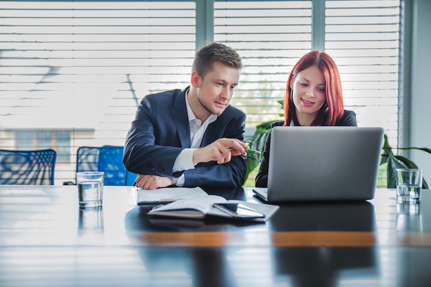 Menschen arbeiten zusammen mit Laptop zusammen