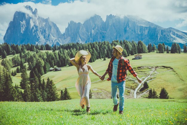 Foto menschen auf dem feld gegen berge