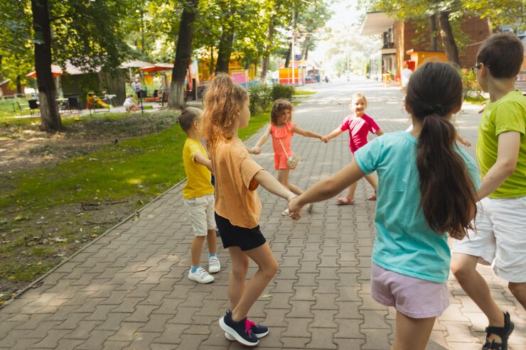 Foto menschen auf dem fußweg in der stadt