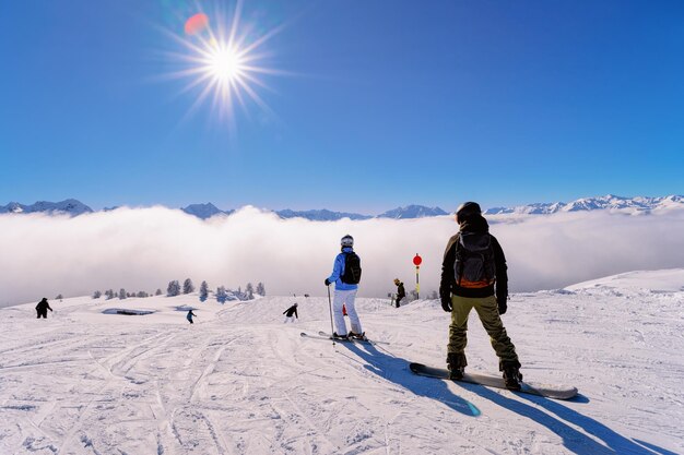 Menschen auf dem Snowboard im Skigebiet Zillertal Arena in Tirol in Mayrhofen, Österreich in den Winteralpen. Alpine Berge mit weißem Schnee und blauem Himmel. Abfahrtsspaß auf österreichischen Schneepisten. die Sonne scheint