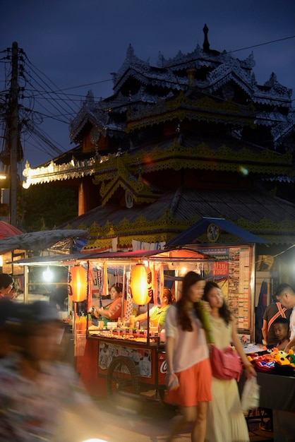 Foto menschen auf dem straßenmarkt in der nacht