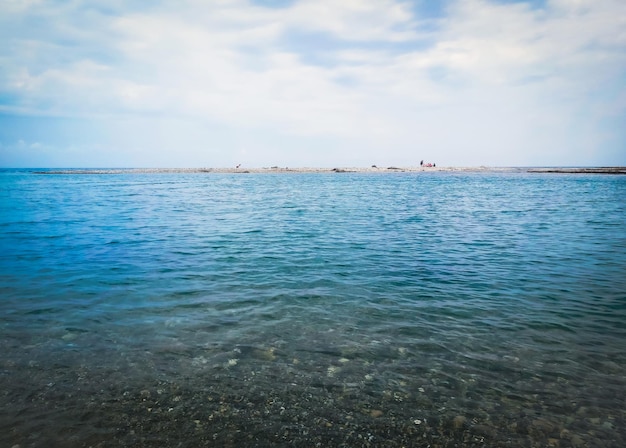 Foto menschen auf der halbinsel im meer