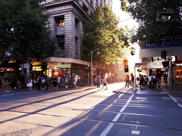 Menschen auf der Stadtstraße