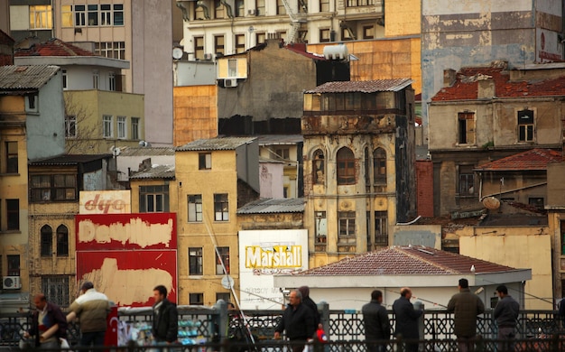 Foto menschen auf der straße gegen gebäude in der stadt