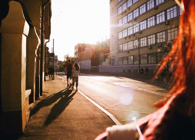 Menschen auf der Straße inmitten von Gebäuden in der Stadt