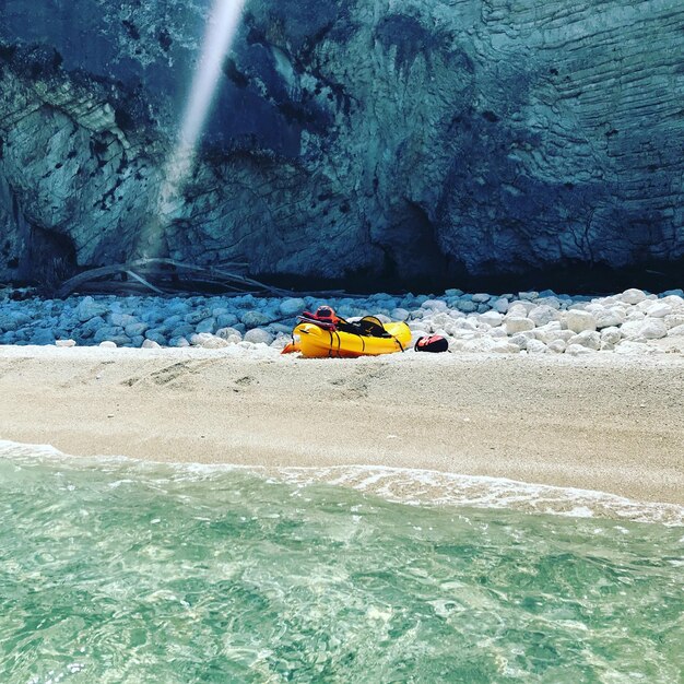 Foto menschen auf einem felsen am meer