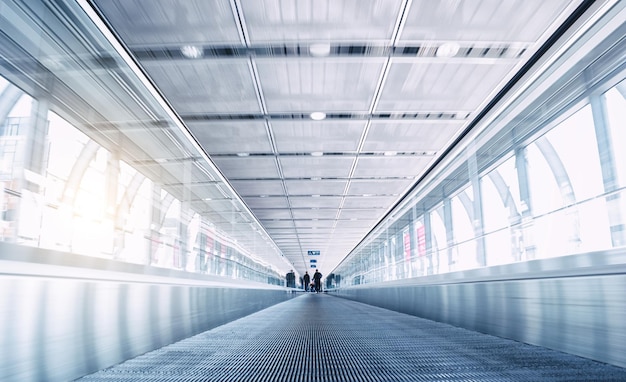 Menschen auf einem modernen Skywalk in einem Flughafen. ideal für Webseiten und Zeitschriftenlayouts.