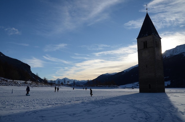 Foto menschen auf einem schneebedeckten berg gegen den himmel