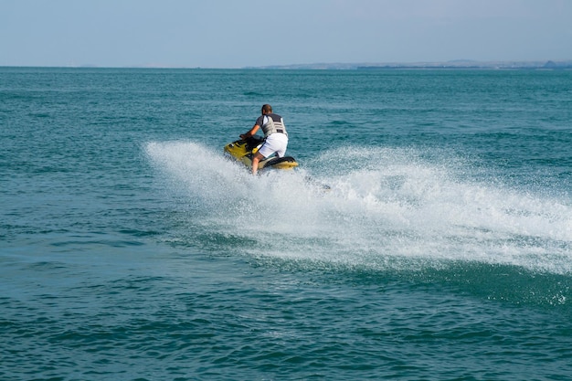 Foto menschen auf einem wasserscooter