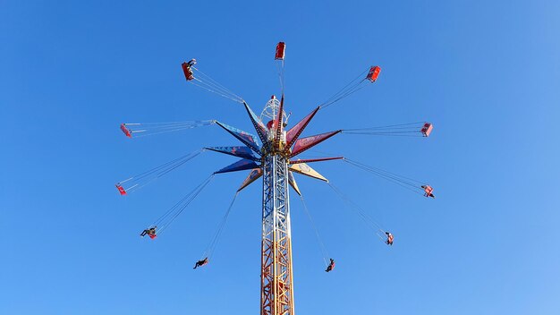 Menschen auf einer Attraktion in einem Stadtpark