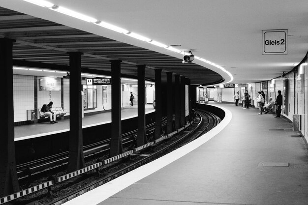 Foto menschen auf einer beleuchteten u-bahn-plattform