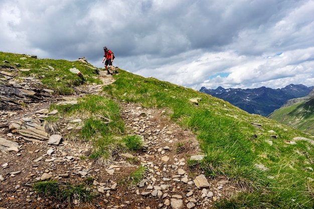 Foto menschen auf felsen gegen den himmel