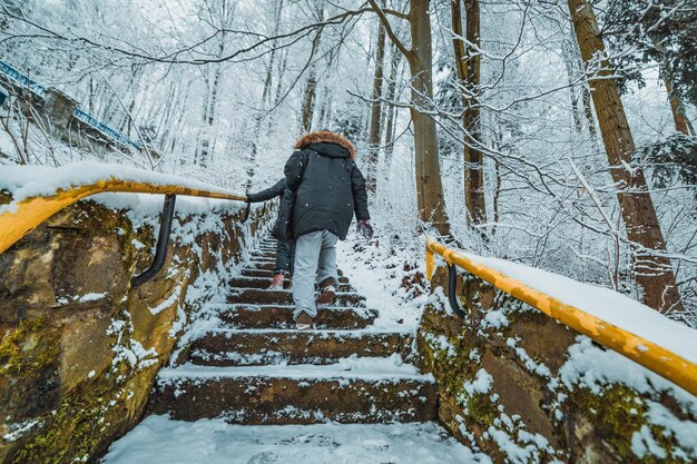 Menschen auf Treppen im verschneiten Bergpark