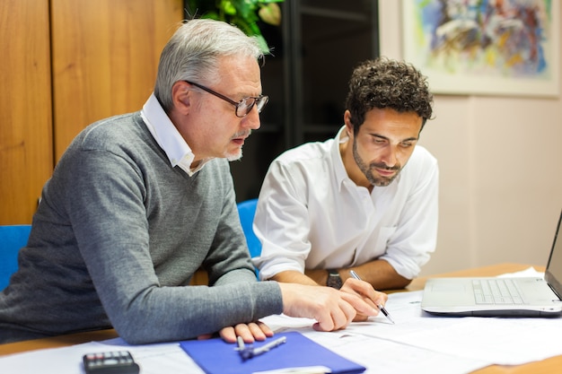 Menschen bei der Arbeit in ihrem Büro