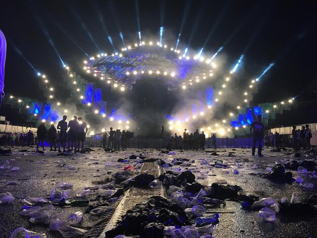 Foto menschen bei einem musikkonzert in der nacht