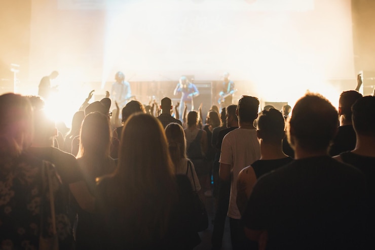 Foto menschen bei einem musikkonzert