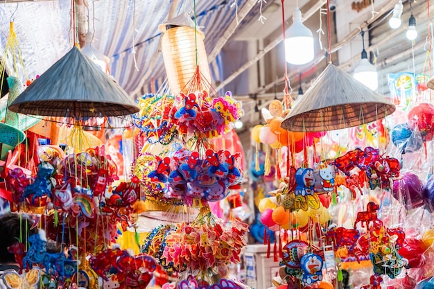 Menschen besuchen und kaufen farbenfrohe traditionelle Laternen, die während des Mid-Autumn-Festivals hängen