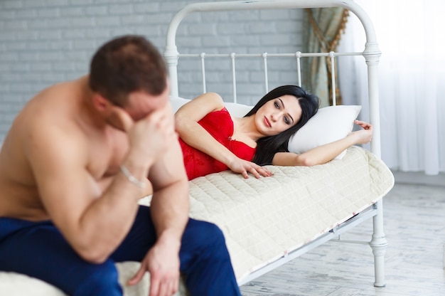 Menschen, Beziehungsschwierigkeiten, Konflikte und Familienkonzepte - unglückliches Paar, das Probleme im Schlafzimmer hat