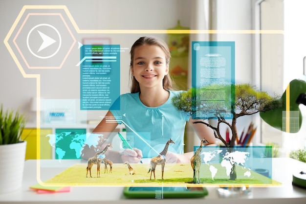 Menschen-, Bildungs- und Technologiekonzept - glückliches lächelndes Mädchen mit Tablet-PC und Notebook, das zu Hause Hausaufgaben über wilde Tiere auf virtuellen Bildschirmtieren macht