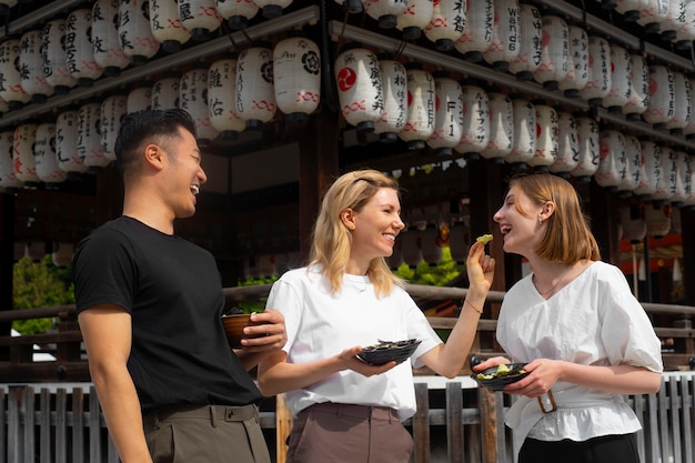 Foto menschen, die algensnacks essen