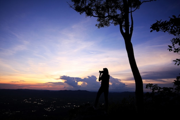 Menschen, die am Abend auf dem Berg stehen.