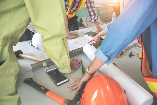 Menschen, die am Tisch arbeiten