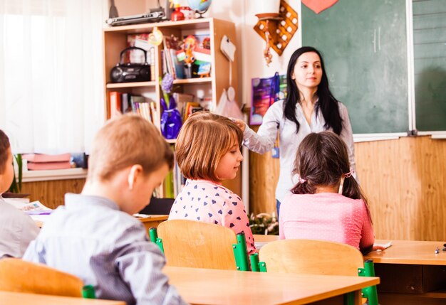 Foto menschen, die an einem tisch sitzen