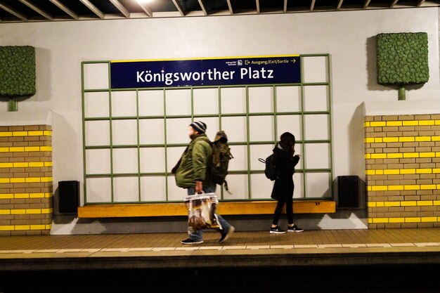 Foto menschen, die auf dem bahnsteig des bahnhofs laufen