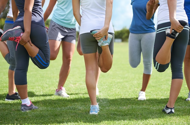 Foto menschen, die auf dem spielfeld fußball spielen