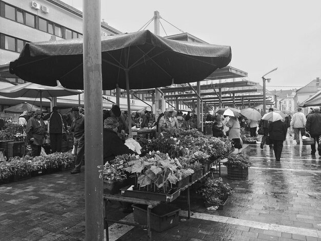 Foto menschen, die auf dem straßenmarkt spazieren gehen