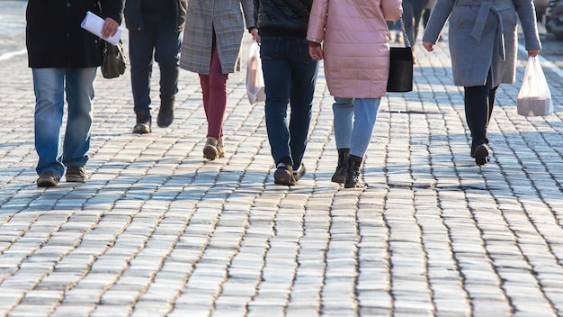 Menschen, die auf dem Straßenpflaster laufen