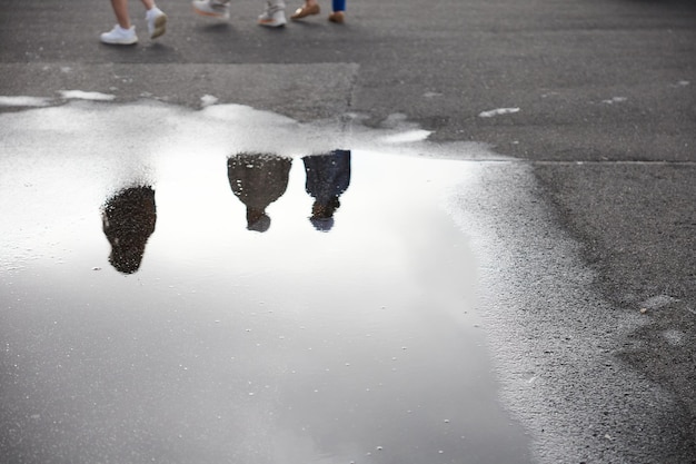 Menschen, die auf den Straßen spazieren