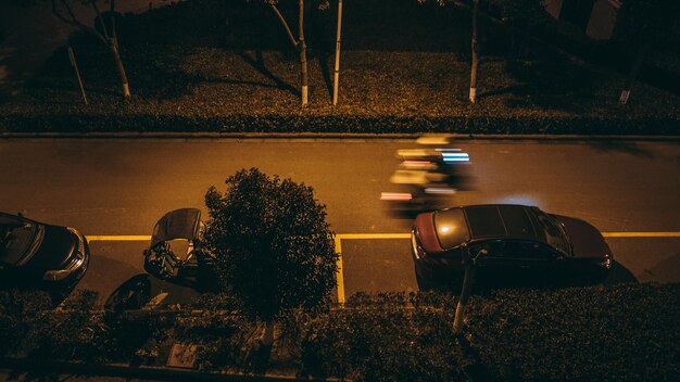 Menschen, die auf der Straße laufen