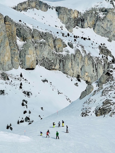 Menschen, die auf einem schneebedeckten Berg Ski fahren